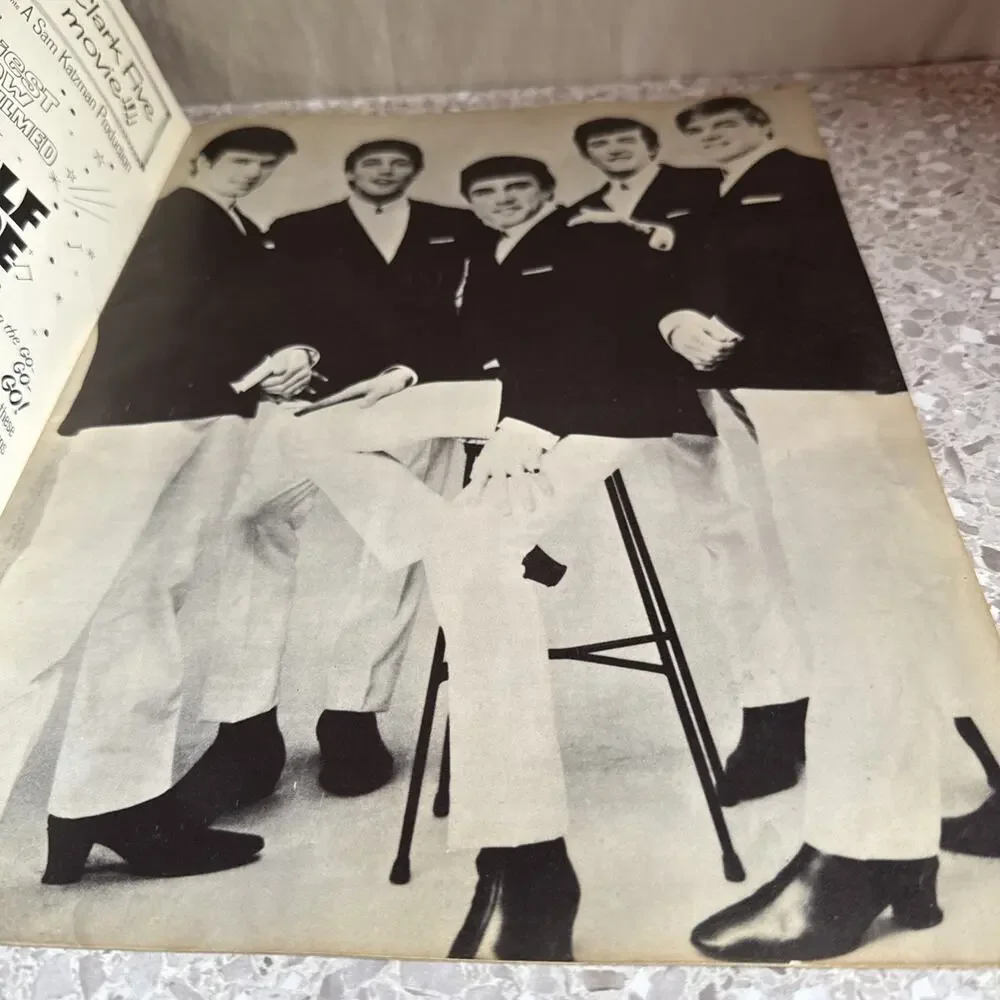The Dave Clark Five book of their 3rd US tour 1964, vintage 24-page Signatures